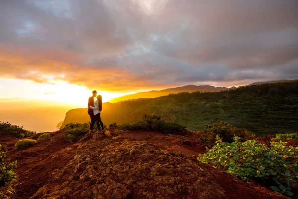 Par njuter av vacker soluppgång — Stockfoto