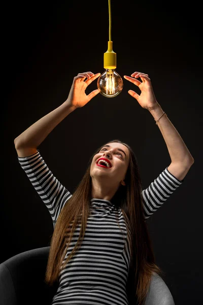 Jonge vrouwelijke uitvinder met verlichte lamp — Stockfoto