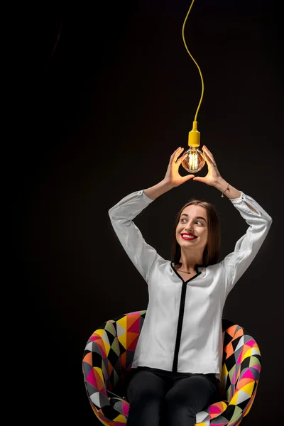 Vrouw met verlichte retro lamp — Stockfoto