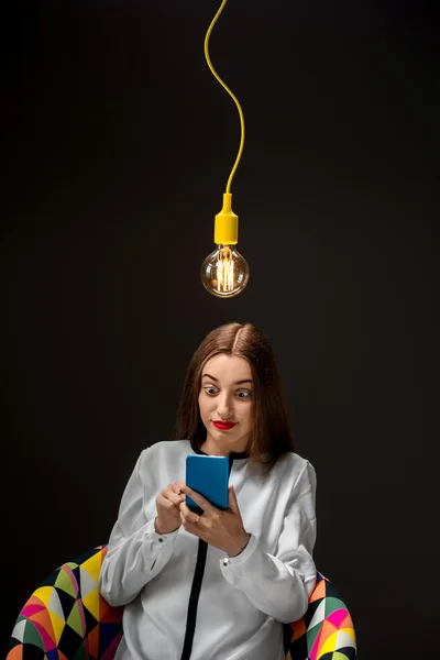 Woman with smart phone having idea — Stock Photo, Image