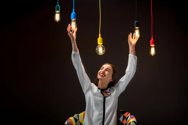 Vrouw met verlichte retro lampen — Stockfoto