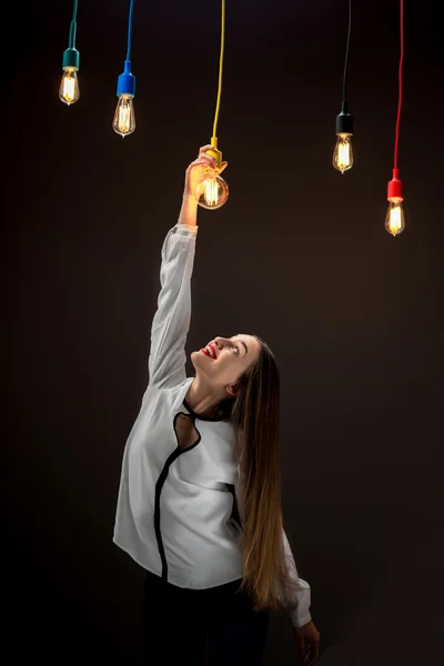 Mädchen hängend mit Hand beleuchteter Retro-Lampe — Stockfoto