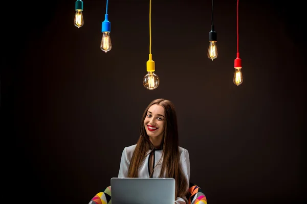 Vrouw met idee werken met laptop — Stockfoto