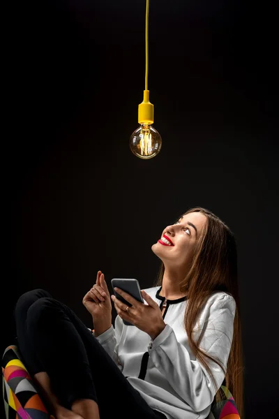 Woman with smart phone having idea — Stock Photo, Image