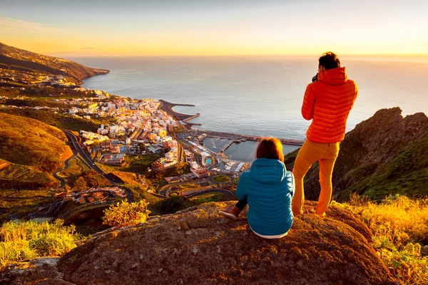 Coppia godendo vista paesaggio vicino alla città di Santa Cruz — Foto Stock