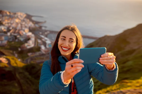 Mujer disfrutando de vista al paisaje cerca de la ciudad de Santa Cruz —  Fotos de Stock