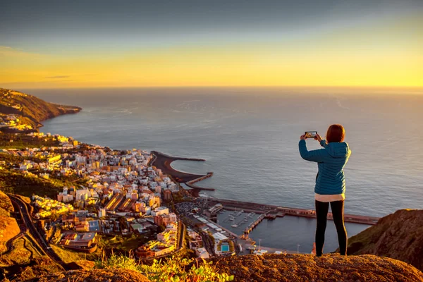 Mujer disfrutando de vista al paisaje cerca de la ciudad de Santa Cruz — Foto de Stock