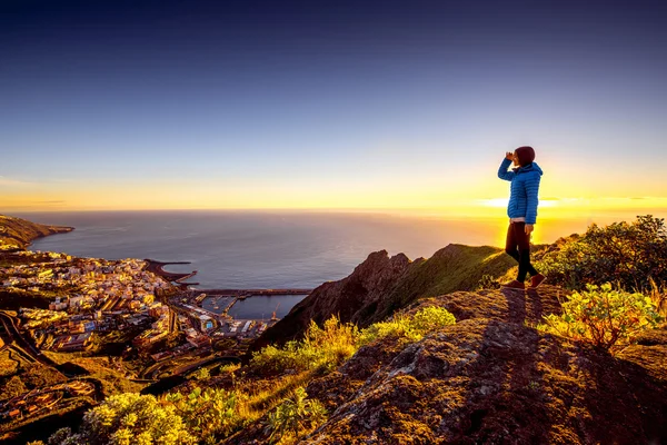 Mulher desfrutando de vista paisagem perto da cidade de Santa Cruz — Fotografia de Stock