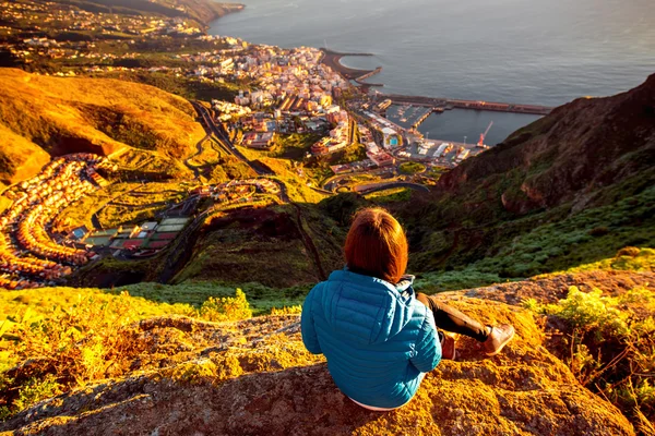 Frau genießt Aussicht auf die Landschaft in der Nähe von Santa Cruz City — Stockfoto
