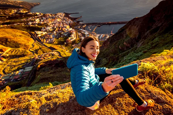 Frau genießt Aussicht auf die Landschaft in der Nähe von Santa Cruz City — Stockfoto