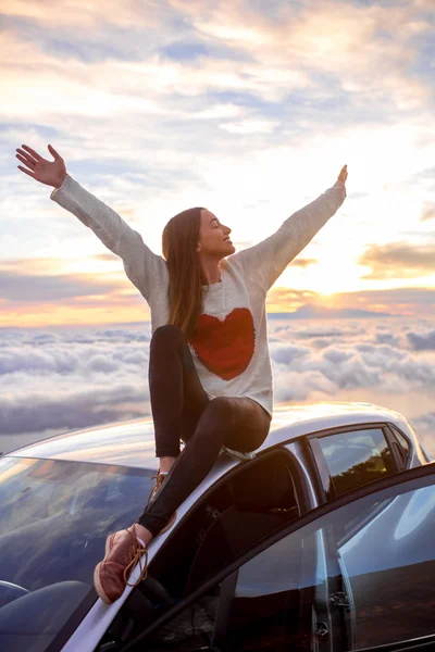 Mujer disfrutando de hermoso paisaje nublado —  Fotos de Stock