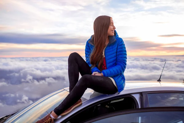 Mujer disfrutando de hermoso paisaje nublado —  Fotos de Stock