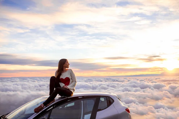 Woman enjoying beautiful cloudscape — 图库照片