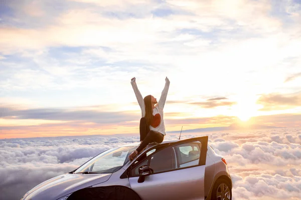 Woman enjoying beautiful cloudscape — Stockfoto