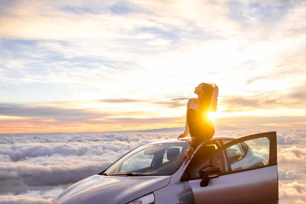 Mujer disfrutando de hermoso paisaje nublado — Foto de Stock