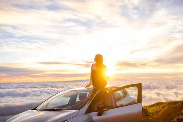 Woman enjoying beautiful cloudscape — Stockfoto