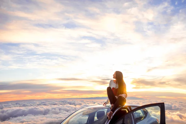 Женщина наслаждается красивым облаком — стоковое фото