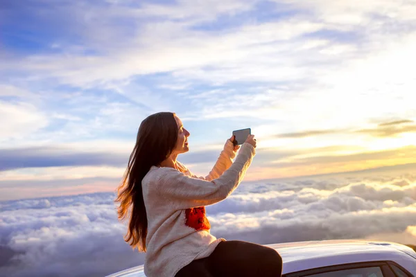 Mujer disfrutando de hermoso paisaje nublado — Foto de Stock