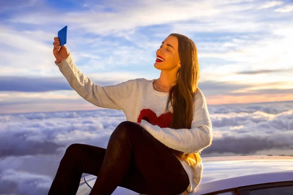 Frau genießt schöne Wolkenlandschaft — Stockfoto