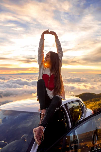 Mujer disfrutando de hermoso paisaje nublado —  Fotos de Stock