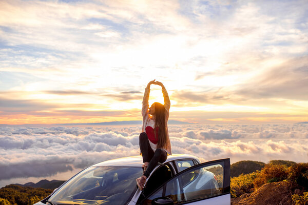 Женщина наслаждается красивым облаком
