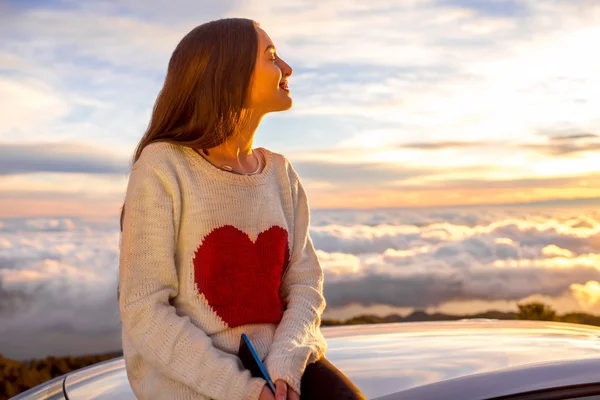 Mujer disfrutando de hermoso paisaje nublado —  Fotos de Stock