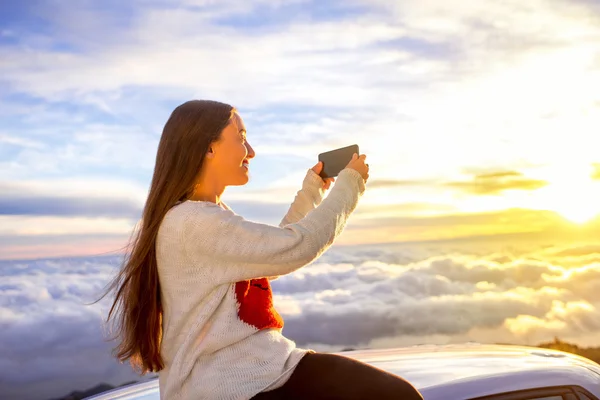 Frau genießt schöne Wolkenlandschaft — Stockfoto