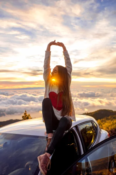 Frau genießt schöne Wolkenlandschaft — Stockfoto