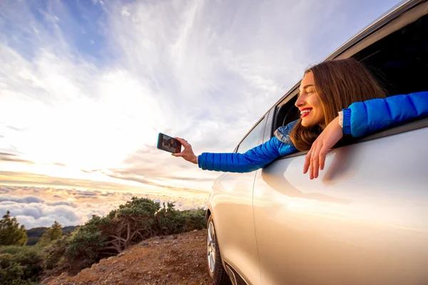 Mujer disfrutando de hermoso paisaje nublado — Foto de Stock