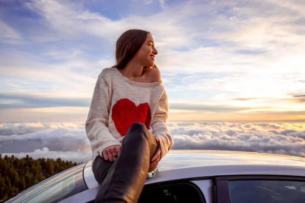 Woman enjoying beautiful cloudscape — Stock fotografie