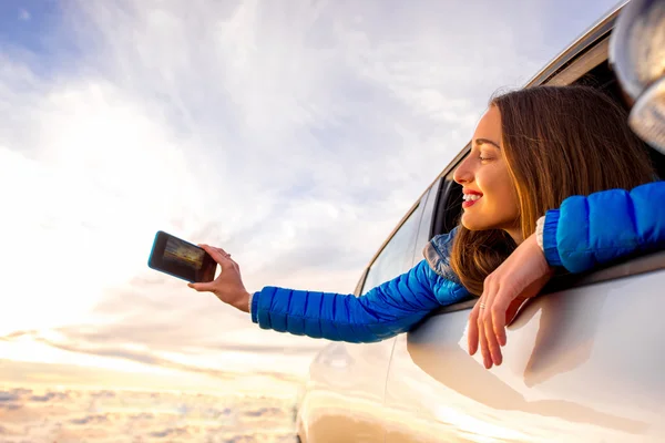 Mujer disfrutando de hermoso paisaje nublado —  Fotos de Stock