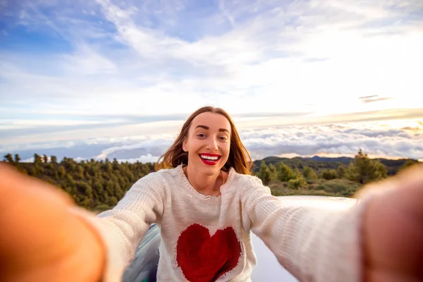 Mulher fazendo selfie ao ar livre — Fotografia de Stock