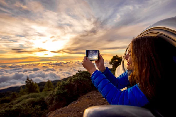 Woman enjoying beautiful cloudscape — Φωτογραφία Αρχείου