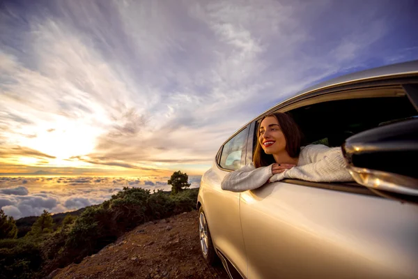 Mujer viajando en coche —  Fotos de Stock