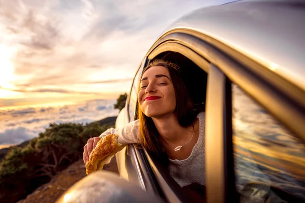 Woman eating in the car — Stockfoto