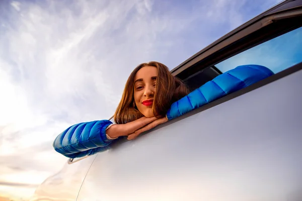 Женщина смотрит в окно машины — стоковое фото