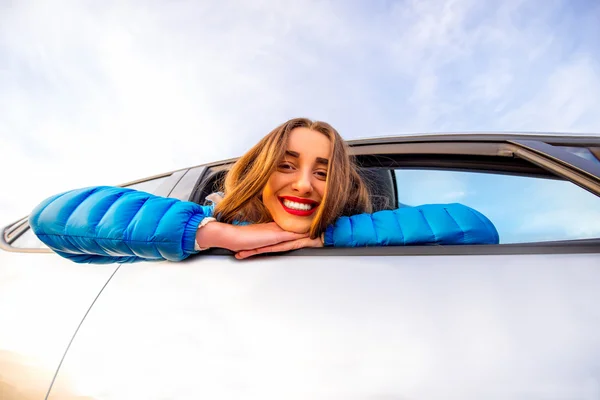 Mujer mirando por la ventana del coche —  Fotos de Stock