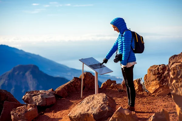 Woman traveling mountains on La Palma island — Stock fotografie