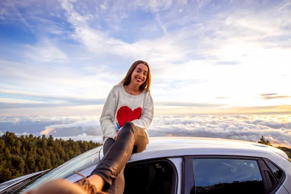 Mujer disfrutando de hermoso paisaje nublado — Foto de Stock