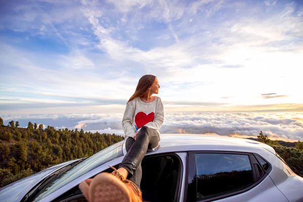 Woman enjoying beautiful cloudscape — 스톡 사진