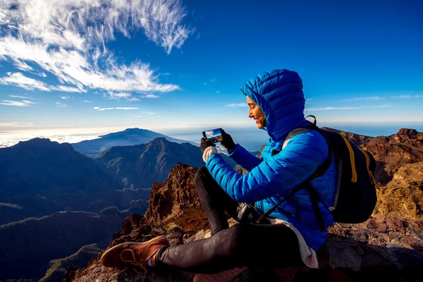 Woman traveling mountains on La Palma island — Stockfoto