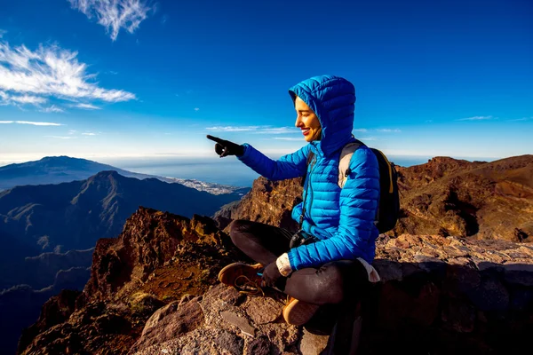 Mulher viajando montanhas em La Palma ilha — Fotografia de Stock