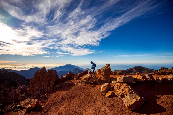 Woman traveling mountains on La Palma island — Stock fotografie