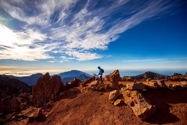 Woman traveling mountains on La Palma island — Stockfoto