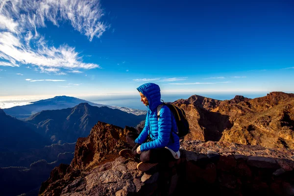 Woman traveling mountains on La Palma island — Stock Photo, Image