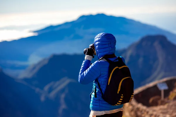 Woman traveling mountains on La Palma island — Stockfoto