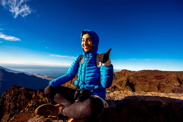 Woman traveling mountains on La Palma island — Zdjęcie stockowe