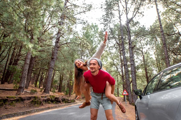 Couple having piggyback ride in the forest — Φωτογραφία Αρχείου