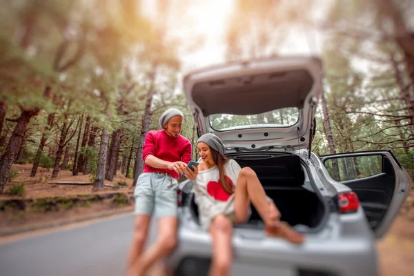 Casal viajando de carro na floresta — Fotografia de Stock