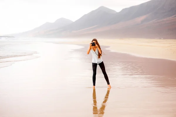 Fotograaf op het strand — Stockfoto